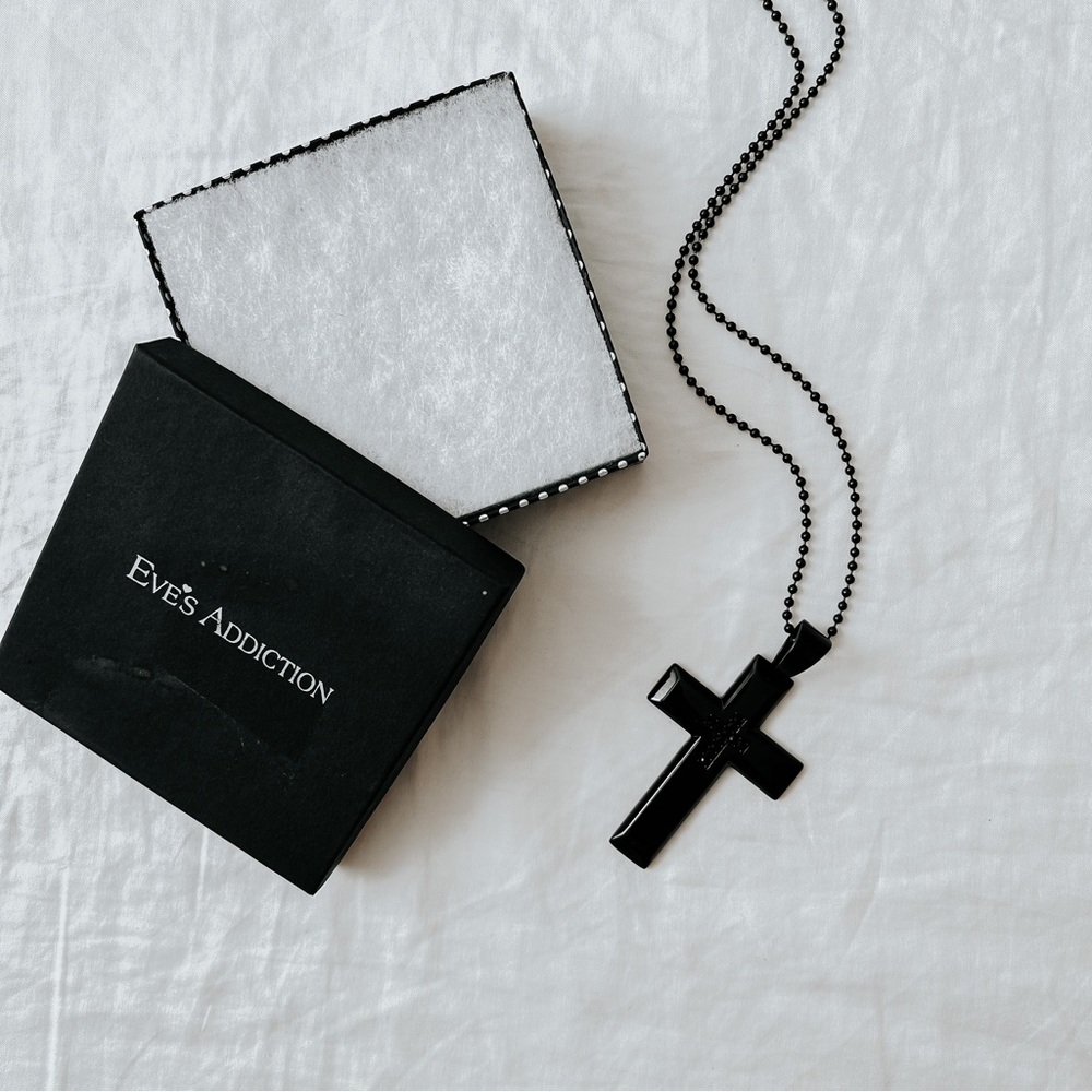 Eves Addiction Black Cross Chain